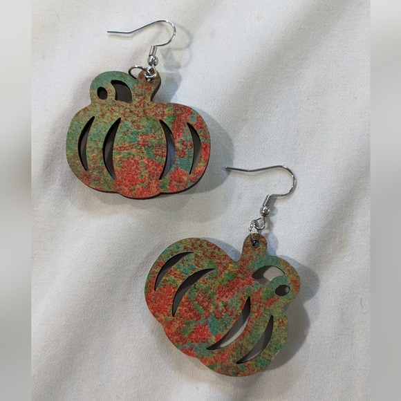 #356NWT Beautiful Wooden Green& Orange Dangle Pumpkin Fall Themed Earrings - Picture 3 of 3